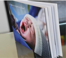 Álbum Plus aberto com fotografia de bebê