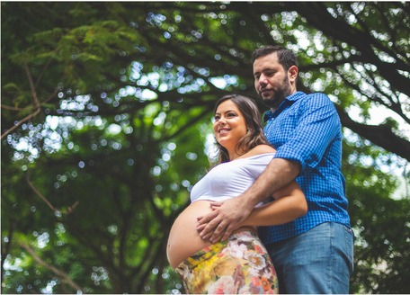 Casal abraçado durante o ensaio de gestante